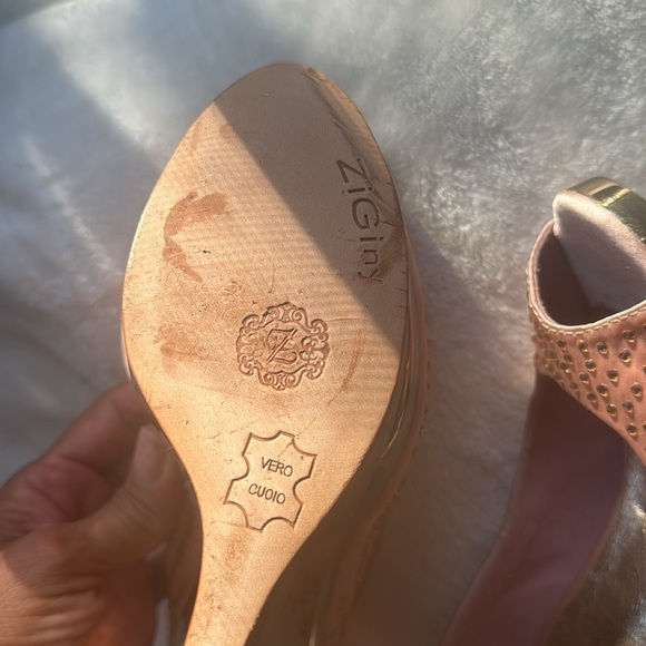 Gold-tone high-heeled shoes with crystal details, ideal for special occasions. - Picture 7 of 8